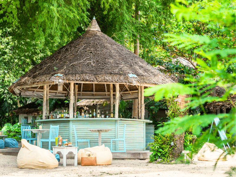 จิบค็อกเทลชิล ๆ ที่ The Beach Club