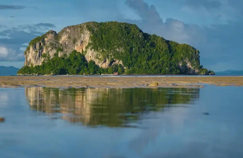 ชมธรรมชาติแห่งเกาะป่ากลางทะเลที่ อุทยานแห่งชาติอ่าวพังงา 11 เกาะโบยใหญ่