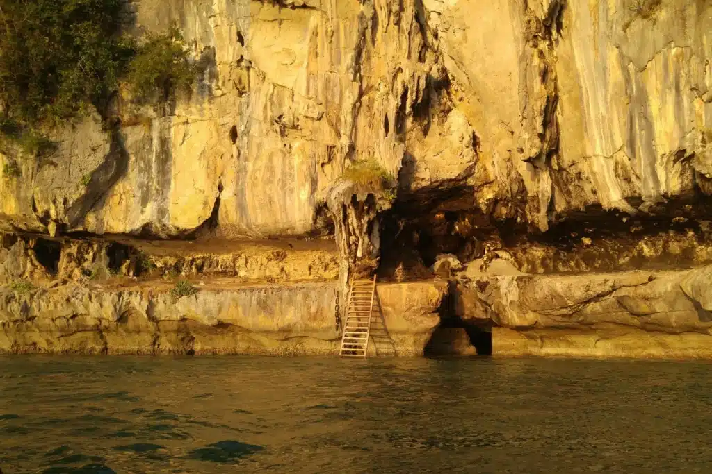 การเดินทางไปที่ผาค้อม
