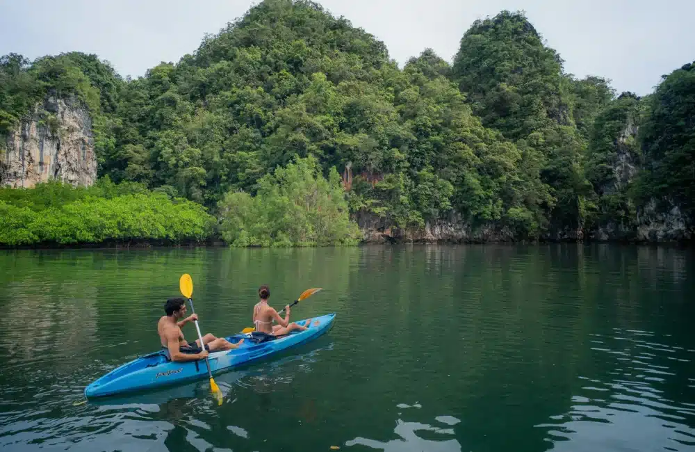 พาส่องกิจกรรมท่องเที่ยวเชิงอนุรักษ์ ที่เกาะยาวน้อย 3 พายเรือคายัคชมทิวทัศน์รอบเกาะ